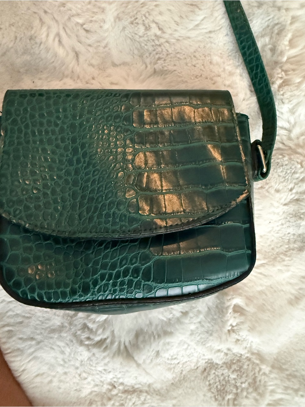Emerald Green Croc-Embossed Crossbody Bag with Flap Closure